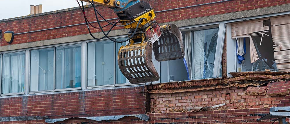 loop van oud kantoorpand als start van woningtransformatieproject in Nederland.